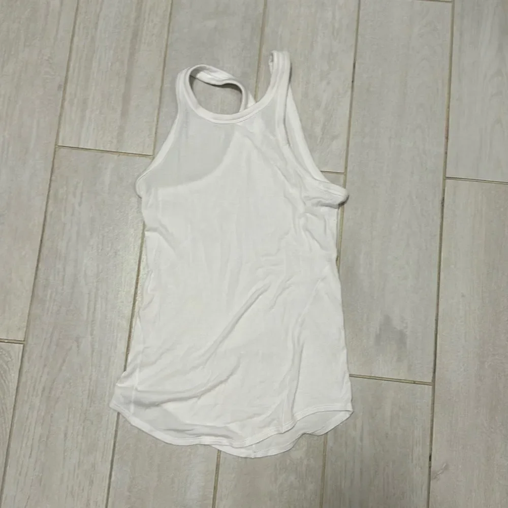 Lululemon white tank 4